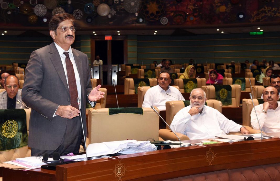 کراچی: وزیراعلیٰ سندھ سید مراد علی شاہ اسمبلی اجلاس میں سوالات کے جواب دے رہے ہیں