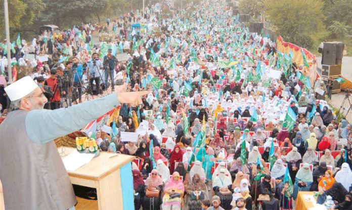 اسلام آباد: امیر جماعت اسلامی پاکستان سینیٹر سراج الحق خواتین کے آزادی کشمیر مارچ سے خطاب کررہے ہیں
