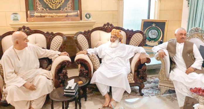 اسلام آباد: پختونخوا ملی عوامی پارٹی کے سربراہ محمود خان اچکزئی مولانا فضل الرحمن سے ملاقات کررہے ہیں