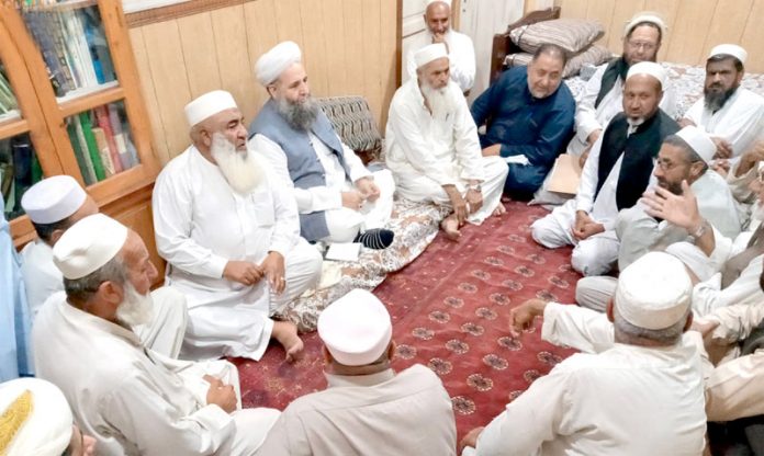 خیبر ایجنسی: وزیرمذہبی امور پیر نورالحق قادری قبائلی عمائدین کے مسائل سن رہے ہیں