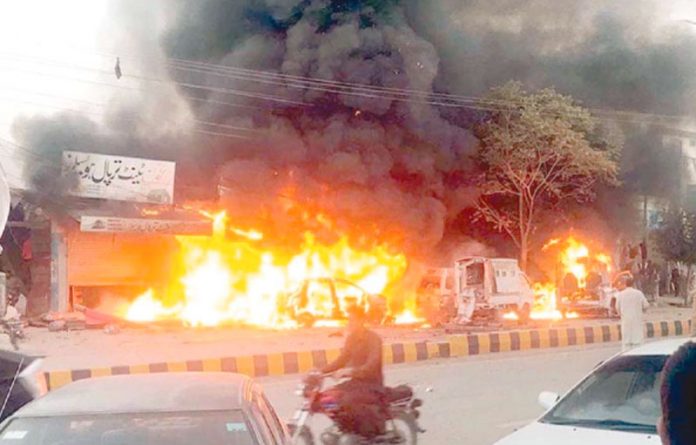 کوئٹہ: ڈبل روڈ پر دھماکے بعدپولیس موبائل اور دیگر گاڑیوںسے شعلے اٹھ رہے ہیں
