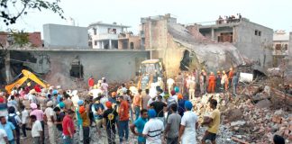 بھارت: گیس سلنڈر پھٹنے سے تباہ ہونے والے مکانات کا ملبہ ہٹایا جارہا ہے