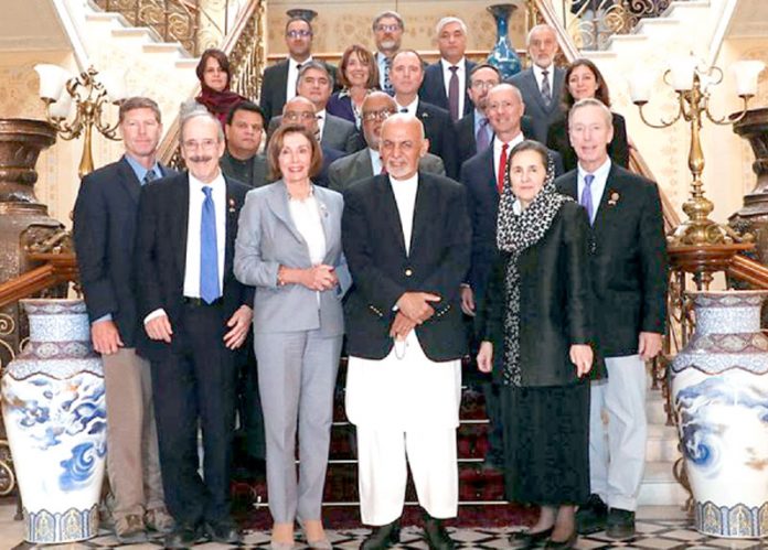 کابل: امریکی کانگریس کی اسپیکر نینسی پلوسی افغان صدر اشرف غنی کے ساتھ تصویر بنوا رہی ہیں