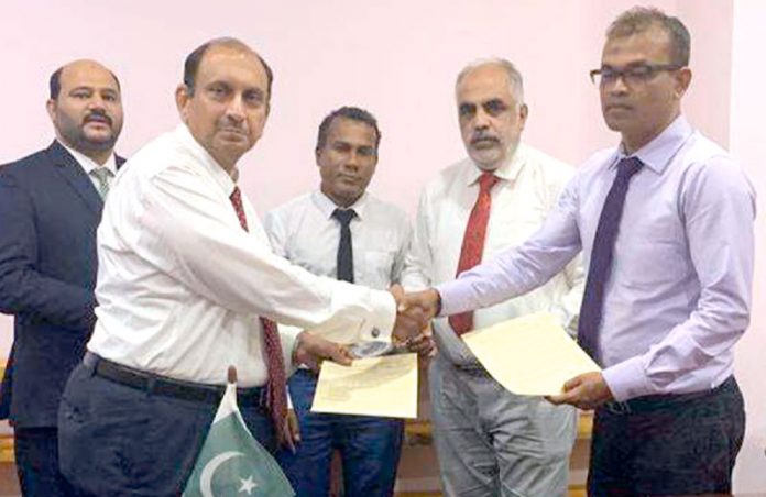 نائب صدر مسلم محمدی اور مالدیپ چیمبر کے نائب صدر مسر آدم مفاہمتی یاداشت کی دستاویزات کا تبادلہ کررہے ہیں