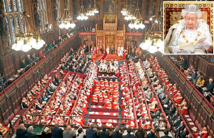 لندن: ملکہ برطانیہ الزبتھ دوم پارلیمان کے افتتاحی سیشن سے خطاب کررہی ہیں