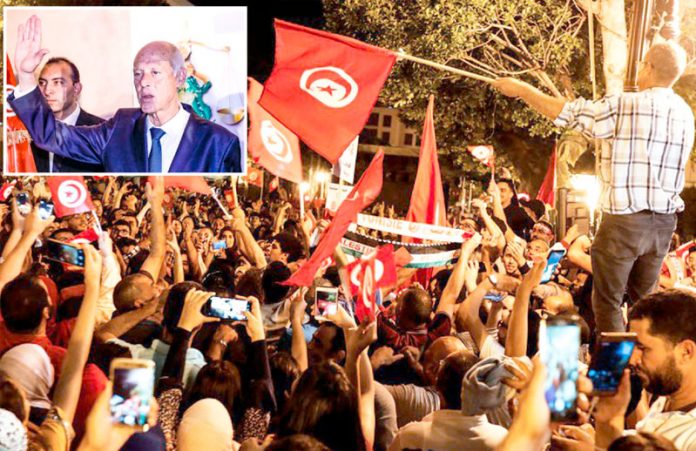 تیونس: منتخب صدر پروفیسر قیس سعید اپنے حامیوں کے ساتھ کامیابی کا جشن منا رہے ہیں