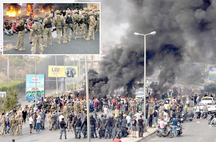 لبنان: عوام نے ٹائر جلا کر سڑکیں بند کررکھی ہیں‘ حکومت نے مظاہرین کو منتشر کرنے کے لیے فوج تعینات کردی ہے