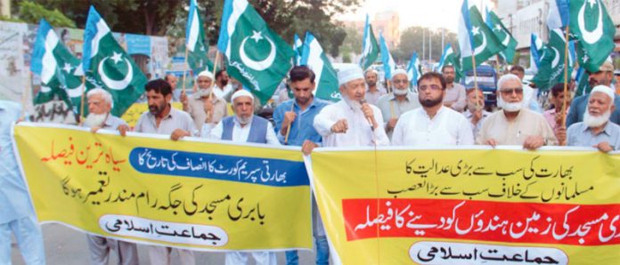 کراچی: امیر جماعت اسلامی سندھ محمد حسین محنتی بابری مسجد پر بھارتی عدلیہ کے فیصلے کے خلاف احتجاجی مظاہرے سے خطاب کررہے ہیں