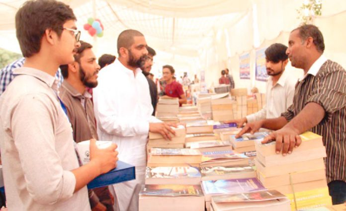 کراچی: جماعت اسلامی کے رکن سندھ اسمبلی سید عبدالرشید جمعیت کے کتاب میلے کا دورہ کررہے ہیں