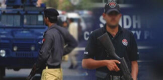 کراچی: پولیس نے مبینہ مقابلے کے بعد دو ڈاکو زخمی حالت میں گرفتارکرلیے