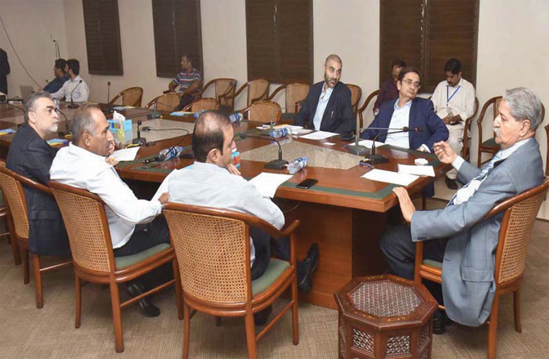 کراچی: وفاقی وزیر تجارت سید نوید قمر ٹیکسٹائل انڈسٹریز سے متعلق اجلاس کی صدار ت کررہے ہیں