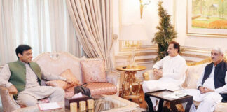 لاہور: وزیراعلیٰ پنجاب حمزہ شہباز سے وفاقی وزیر ایاز صادق اور خواجہ سلمان ملاقات کررہے ہیں