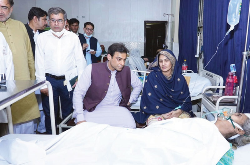 گجرات:وزیراعلیٰ پنجاب حمزہ شہباز ٹیچنگ اسپتال میں مریض کی عیادت کررہے ہیں