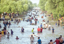 لاہور:شدید گرمی کے باعث بڑی تعداد میں شہری نہر میں نہارہے ہیں