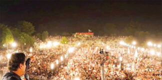 فیصل آباد: تحریک انصاف کے چیئرمین عمران خان جلسہ عام سے خطاب کررہے ہیں