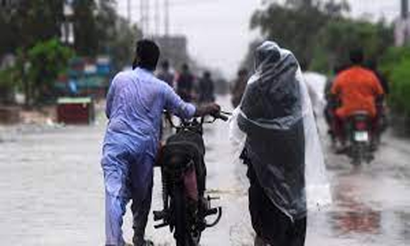 شہرقائد میں ہلکی بارش کئی سڑکوں پر پانی جمع ، شہریوں کو مشکلات کا سامنا
