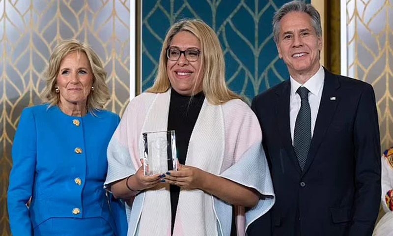 امریکی خاتون اول کووومن ڈے پر ٹرانس جینڈر کو ایوارڈ دینا مہنگا پڑ گیا